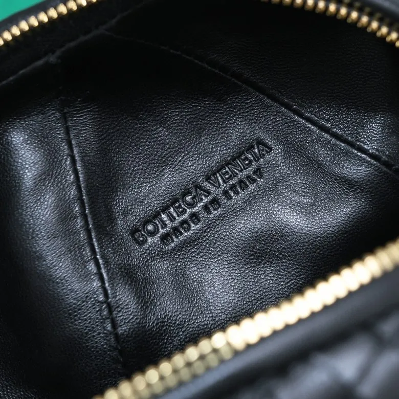 Batch 1800 #BV 2023 new bowling bag 🎈 combines BV’s classic woven elements. The entire bag is full of craftsmanship, unique and tasteful~ Made of sheepskin, with a smooth texture. Detachable shoulder strap can be carried or carried. Multiple carrying methods to match your highlight moments [yeah], the capacity is very touching, suitable for short trips/business trips! A must-have for daily concave styling. Size: 22*22*22, model 9463#